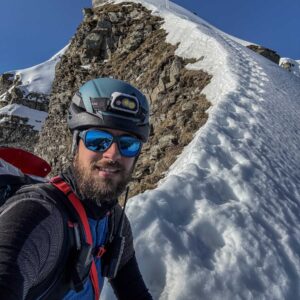 Lorenzo Orlandini che scala una montagna