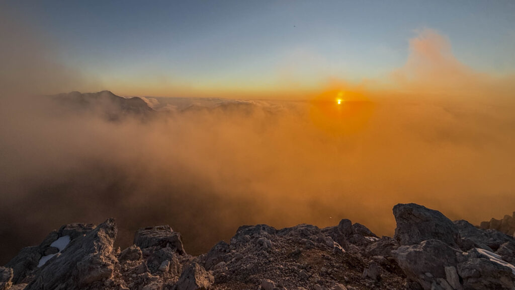 Alba mozzafiato sopra le nuvole tra le montagne.