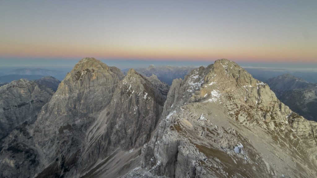 Alba sulle vette rocciose delle montagne con cielo sfumato.
