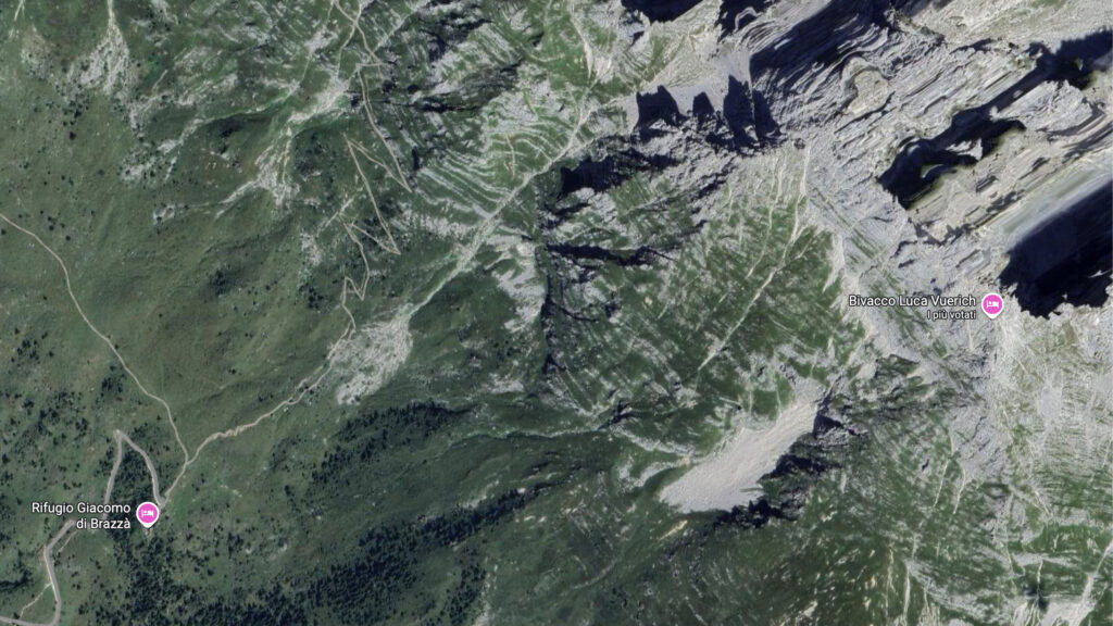 Vista aerea del Rifugio Giacomo di Brazzà e Bivacco Luca Vuerich.